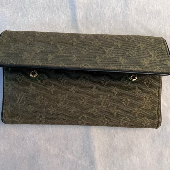 Louis Vuitton Monogram Snap Closure Wallet. Color Green, good condition. - Picture 2 of 10